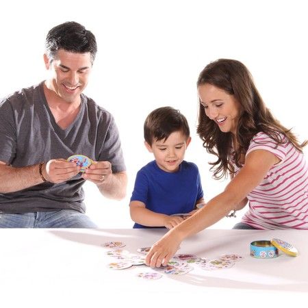 две семьи играют в карты
