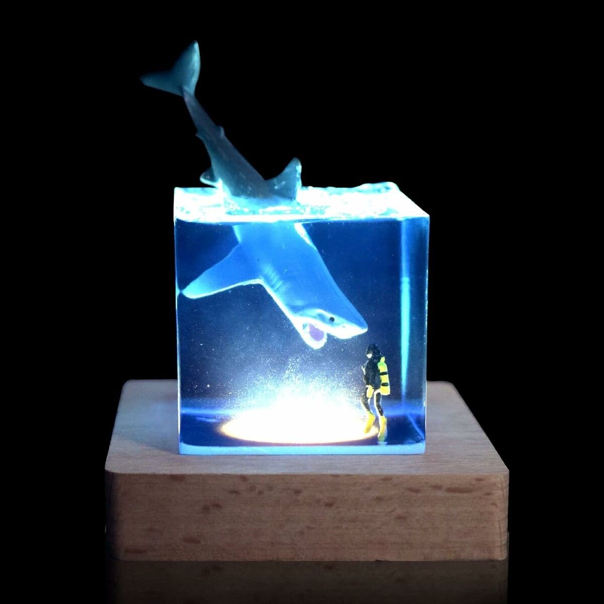 Shark Diver Night Light Table Lamp, Handmade Resin Shark Lamp, Night Light Cube Desk Ornament, Suitable for Children's Room, Office Decoration, Gift