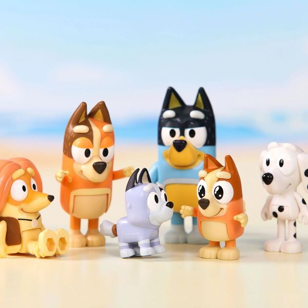 Bluey's Family and Friends - 8 Pack Bluey, Bingo, Chilli (Mum) and Dad (Bandit), Honey, Socks, Chloe and Indy Figures