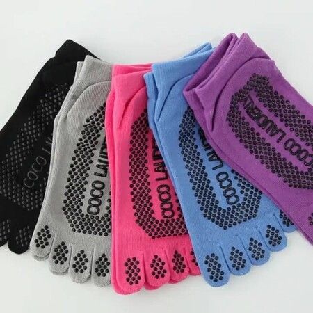 Portable Yoga Glove Sock Set Sweat-absorbing Non Slip Sports Five-toed Socks High Quality Half Finger Gloves Color Red