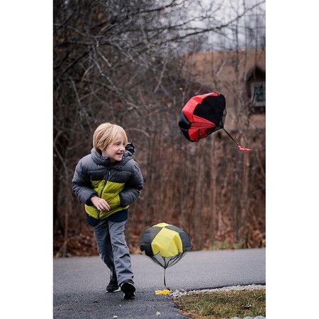 3 Pcs Parachute Toys for Kids, Tangle Free Outdoor Flying Parachute Men Toys for 3 4 5 6 7 8 9 10 Year Old kids Red