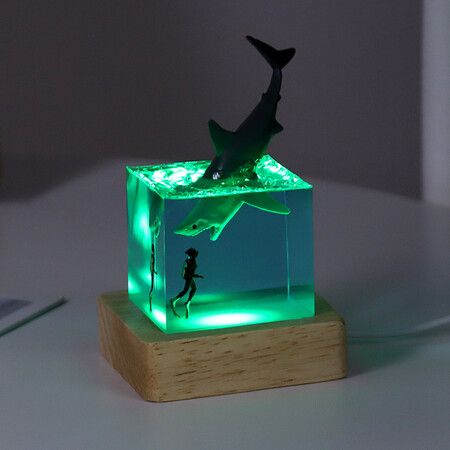 Shark Diver Night Light Table Lamp, Handmade Resin Shark Lamp, Night Light Cube Desk Ornament, Suitable for Children's Room, Office Decoration, Gift