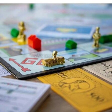 Monopoly: The Simpsons Edition - The Classic Board Game Gets a Hilarious Simpsons Twist