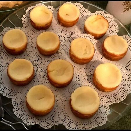 Nonstick Mini Cheese cake Pan Muffin Oven with Removable Metal Base for Baking 12 Round Cakes, Cupcakes, or Muffins