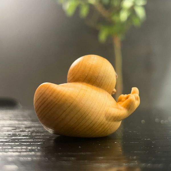 Handmade Wooden Middle Finger Duck Figurine, Funny Mini Duck Statue for Home, Office, Car Decor,8 x 7.6 x 7.3 cm