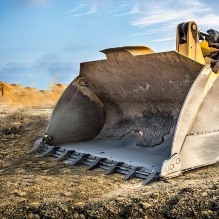 Bucket Tooth Bar 1650mm Heavy Duty Tractor Bucket 8 Teeth Bar for Loader Tractor Skidsteer 2000 kg Load-Bearing Capacity Bolt On Design for Efficient Soil